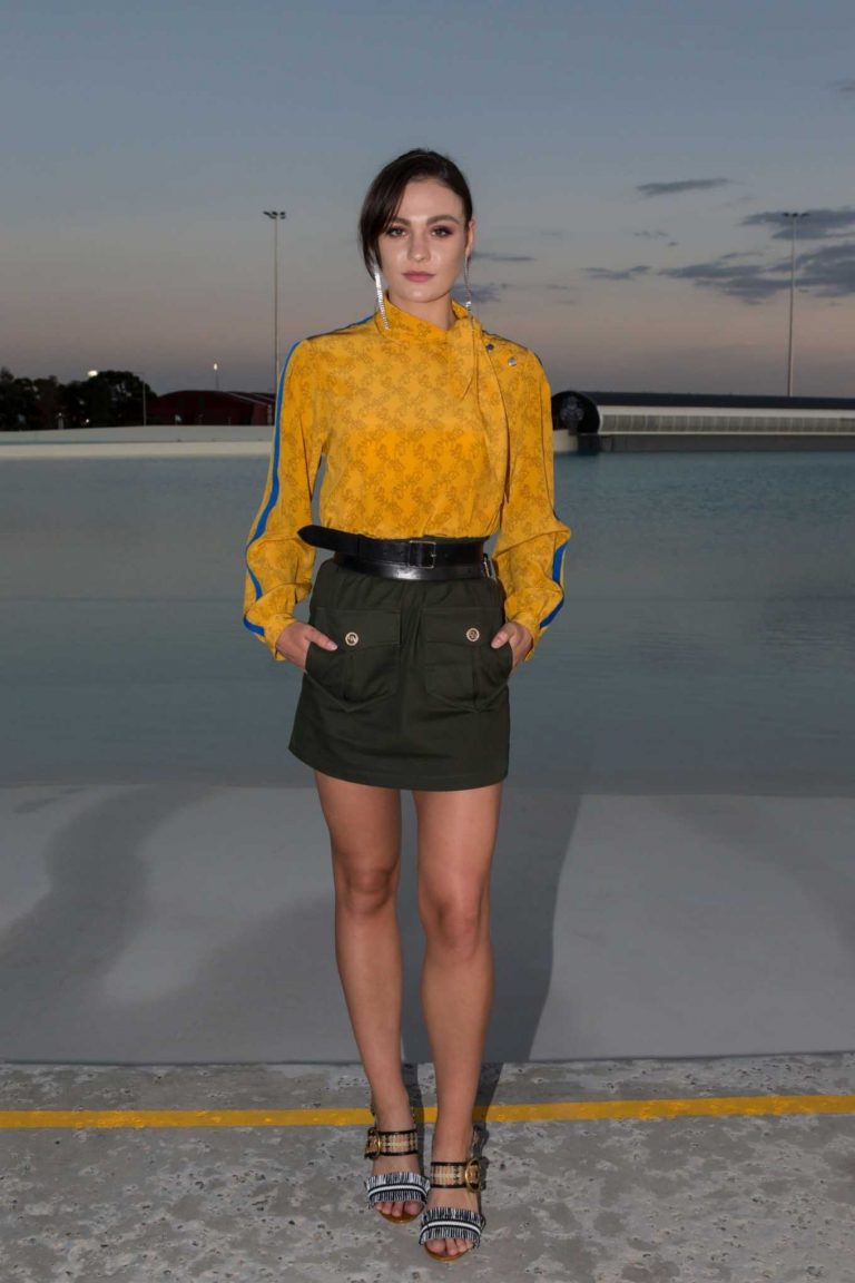 768X1152 Sophie Skelton - Hot Photos, Video, Style, Pics, Outfit, Fashion, ...